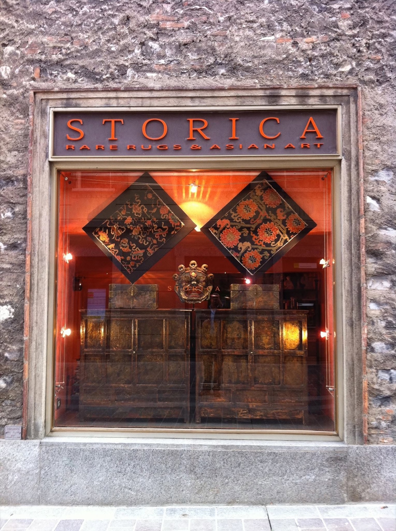 Vetrina Storica con tappeti antichi