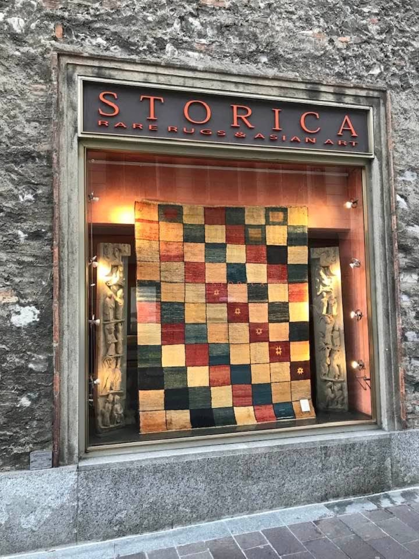 Tappeto esposto nella vetrina Storica